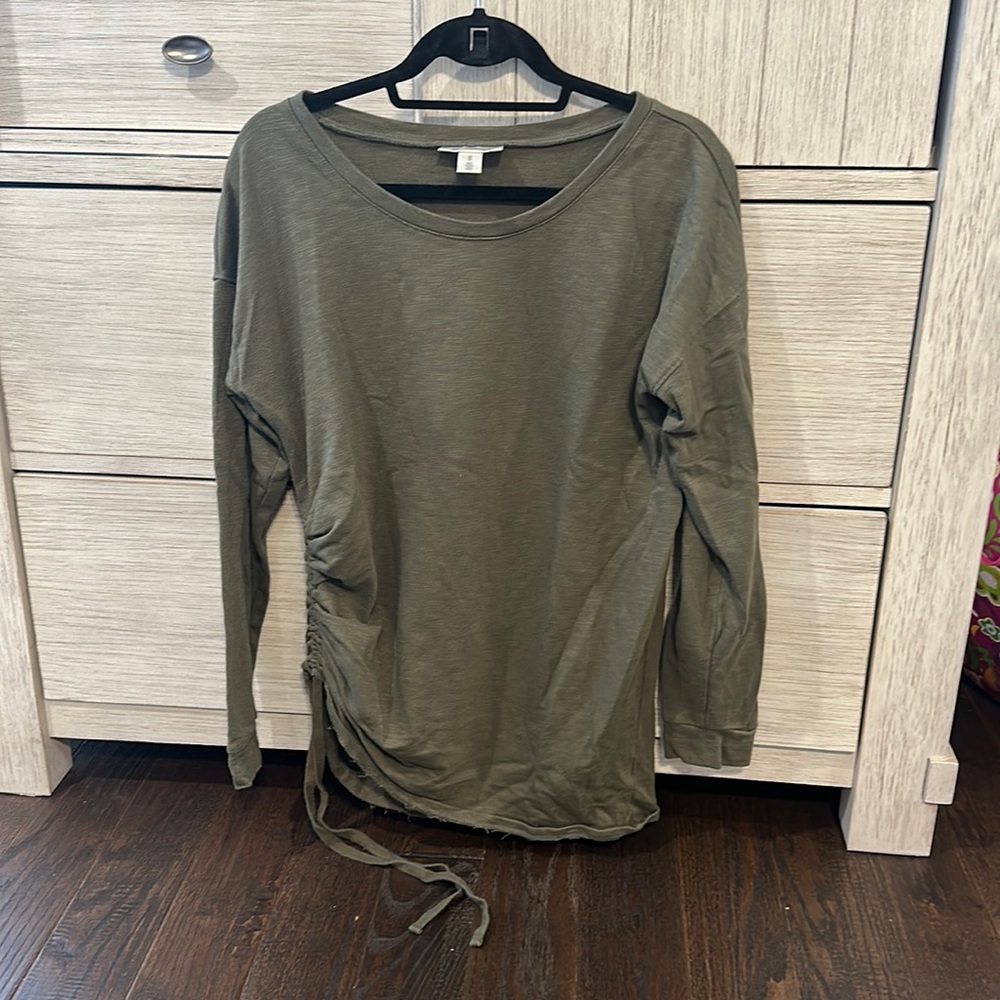 Long sleeve maternity top.